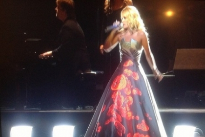 Aliona Moon s-a inspirat de la o cantareata country? Tinutele celor doua sunt aproape similare - FOTO