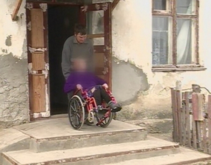 NU MA BATE! Povestea unor copii ramasi invalizi dupa ce ani la rand au fost batuti de propriul tata NU MA BATE! Povestea unor copii ramasi invalizi dupa ce ani la rand au fost batuti de propriul tata