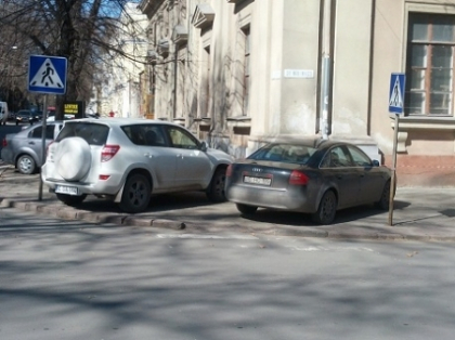 Parcheaza cum ii duce capul. Trei soferi si-au lasat masinile pe trotuar, langa trecerea de pietoni Parcheaza cum ii duce capul. Trei soferi si-au lasat masinile pe trotuar, langa trecerea de pietoni