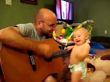 Acest video iti va face ziua mai frumoasa! Un bebelus abia de se tine bine pe picioare, dar este un fan ROCK - VIDEO