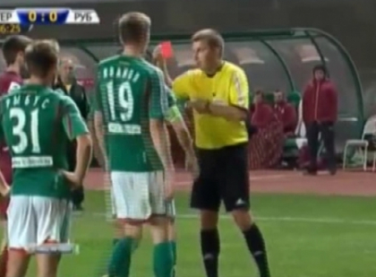 Fotbalul mondial n-a mai vazut asa ceva! Arbitru INJURAT pe microfon in fata unui stadion intreg Fotbalul mondial n-a mai vazut asa ceva! Arbitru INJURAT pe microfon in fata unui stadion intreg