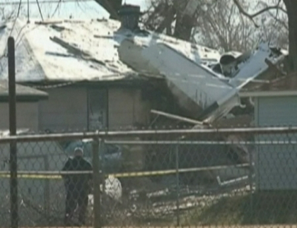 S-au pomenit cu un AVION peste casa! Cosmarul mai multor americani care au scapat ca prin minune