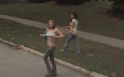 FOTO. Credeau ca nu-i vede nimeni, dar au ajuns pe Internet, fotografiati de Google Street View