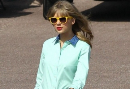 Le face concurenta fotomodelelor. Taylor Swift intr-o pereche de pantaloni extrem de scurti

