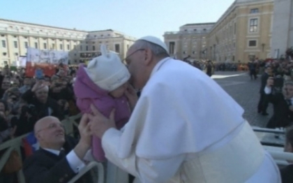 Baia de multime a Papei Francisc: a sarutat un barbat cu handicap si doi copii