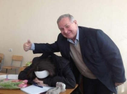 Cum s-a fotografiat un profesor cu eleva din ultimul rand care a adormit la ore. Toata clasa a ras