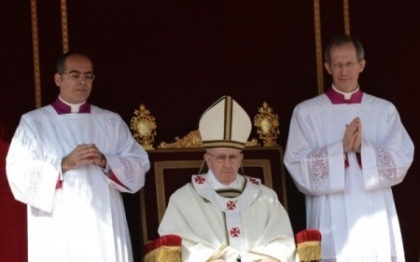 Salutul neobisnuit si noii pantofi ai Papei: cele mai frumoase imagini de azi de la Vatican Salutul neobisnuit si noii pantofi ai Papei: cele mai frumoase imagini de azi de la Vatican