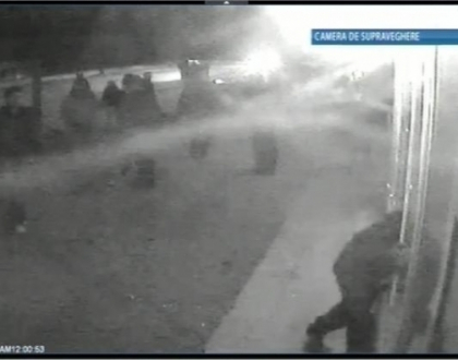 A vrut sa se dea tare! Un tanar BEAT distruge cu CAPUL geamurile unui bar din capitala A vrut sa se dea tare! Un tanar BEAT distruge cu CAPUL geamurile unui bar din capitala