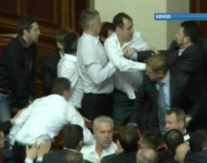 Bataie in Rada Suprema de la Kiev! De ce deputatii ucraineni s-au luat la pumni