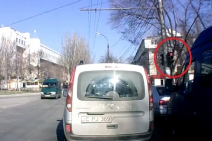 A crezut ca nu-l vede nimeni! Soferul unui microbuz, surprins cum trece la culoarea rosie a semaforului