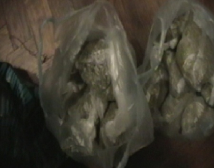Incercau sa vanda doua kilograme de marijuana. Doi tineri din Hancesti, retinuti in flagrant