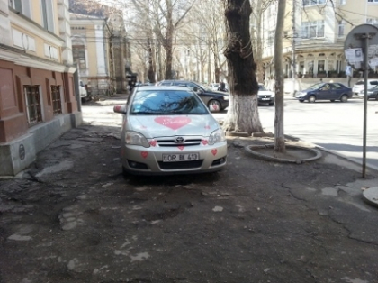 Dincolo de limita bunului simt! Inca un sofer si-a parcat automobilul pe trotuar Dincolo de limita bunului simt! Inca un sofer si-a parcat automobilul pe trotuar