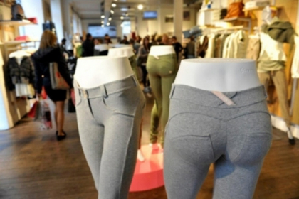 Vrei sa te lauzi cu un posterior perfect? Incearca pantalonii cu push-up - VIDEO
