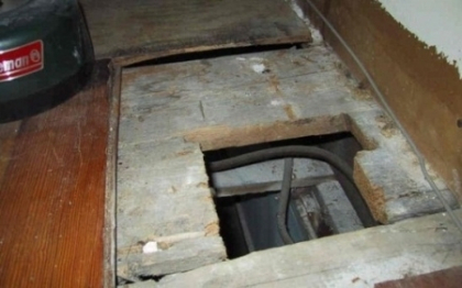 Mica avere descoperita de un barbat in podeaua casei pe care tocmai a cumparat-o Mica avere descoperita de un barbat in podeaua casei pe care tocmai a cumparat-o