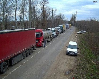 Cozi kilometrice la frontiera! 200 de tiruri, blocate timp de 24 de ore in Vama Sculeni Cozi kilometrice la frontiera! 200 de tiruri, blocate timp de 24 de ore in Vama Sculeni