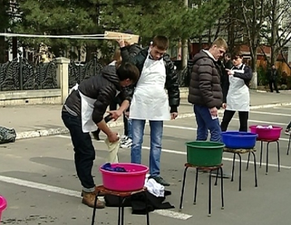 Zi cu trei proteste la Parlament. Trei grupuri de tineri au jucat carti, au spalat rufe si au impartit pliante