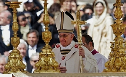 Papa Francisc instituie austeritatea: A cerut un SCAUN obisnuit in locul TRONULUI PAPAL Papa Francisc instituie austeritatea: A cerut un SCAUN obisnuit in locul TRONULUI PAPAL