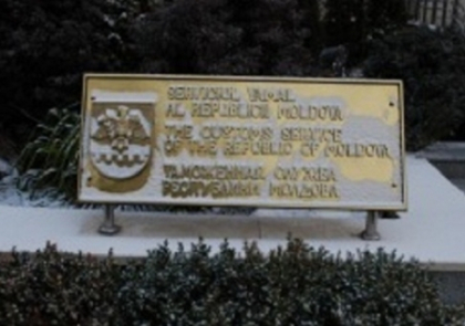 Vantul si ninsoarea paralizeaza nordul tarii. Vezi spre ce posturi vamale se circula cu dificultate 