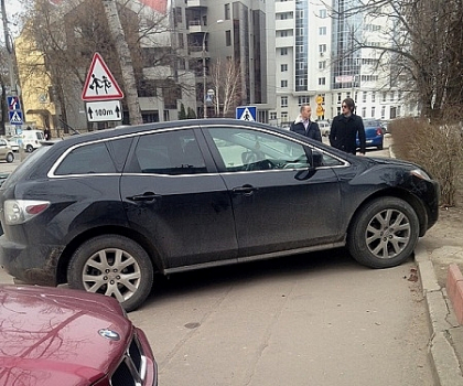 Trotuar pentru ... masini? Un sofer si-a parcat automobilul pe trotuar, blocand complet accesul pietonilor Trotuar pentru ... masini? Un sofer si-a parcat automobilul pe trotuar, blocand complet accesul pietonilor