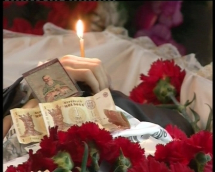 Caz tragic la Stefan-Voda. Un adolescent de 15 ani, gasit SPANZURAT de bara pentru tractiuni Caz tragic la Stefan-Voda. Un adolescent de 15 ani, gasit SPANZURAT de bara pentru tractiuni