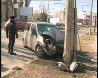 A vrut sa evite o groapa! O soferita de 33 ani, in coma dupa ce a a intrat cu masina intr-un stalp