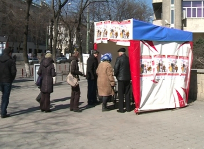 Si-au verificat sanatatea chiar in centrul capitalei. Zeci de oameni si-au facut radiografia la plamani Si-au verificat sanatatea chiar in centrul capitalei. Zeci de oameni si-au facut radiografia la plamani