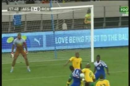 Aproape ca l-a decapitat pe un jucator advers! Arbitrul, nici gand sa dicteze penalty! Vezi faza Aproape ca l-a decapitat pe un jucator advers! Arbitrul, nici gand sa dicteze penalty! Vezi faza