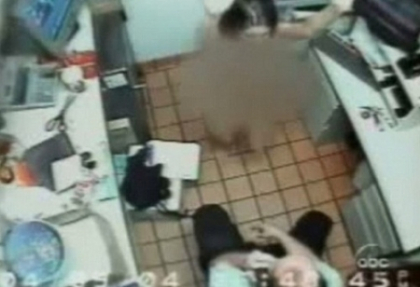 O angajata de la McDonald\'s, dezbracata si abuzata sexual pentru ca ar fi furat o geanta