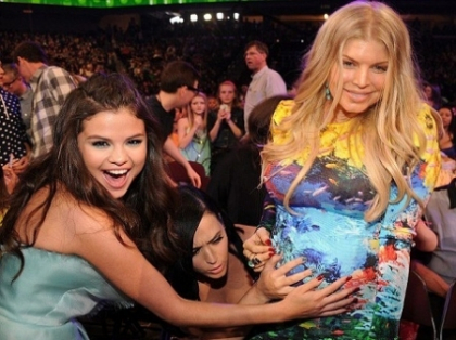 Cantareata Fergie si-a expus burtica in public! Cum s-au imbracat vedetele la Kids\' Choice Awards - FOTO Cantareata Fergie si-a expus burtica in public! Cum s-au imbracat vedetele la Kids\' Choice Awards - FOTO