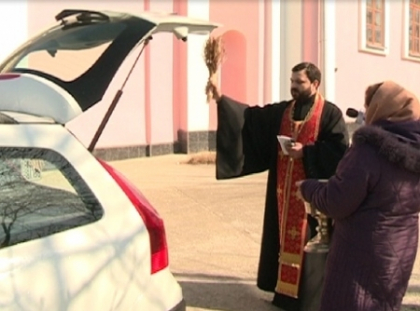 Ce fac soferii pentru a se feri de accidente, dar si pentru a se pazi de cele rele? Isi duc masinile la... sfintit Ce fac soferii pentru a se feri de accidente, dar si pentru a se pazi de cele rele? Isi duc masinile la... sfintit