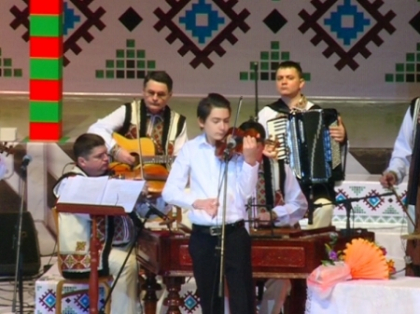 Calca pe urmele tatalui si bunicului! Asculta-l pe Cristian Botgros cum canta la vioara - VIDEO