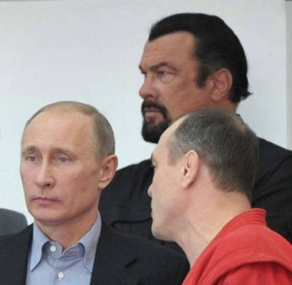 Ce tupeu are! Uite ce i-a facut Steven Seagal lui Putin! Crezi ca e facatura?