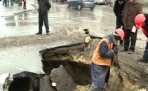 Locuitorii capitalei sunt de vina? Cum explica Apa-Canal formarea craterului gigant din centrul Chisinaului Locuitorii capitalei sunt de vina? Cum explica Apa-Canal formarea craterului gigant din centrul Chisinaului
