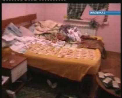 Din 10 lei fac 100! Patru tineri, retinuti pentru ca fabricau bani falsi. Cum le reusea asta Din 10 lei fac 100! Patru tineri, retinuti pentru ca fabricau bani falsi. Cum le reusea asta