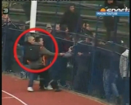 Bataie generala la un meci de fotbal din Bulgaria! Arbitrul a fost nevoit sa opreasca meciul