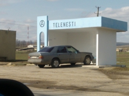 Nu doar soferii din capitala sunt ingeniosi! Vezi unde si-a parcat masina un sofer din Telenesti Nu doar soferii din capitala sunt ingeniosi! Vezi unde si-a parcat masina un sofer din Telenesti