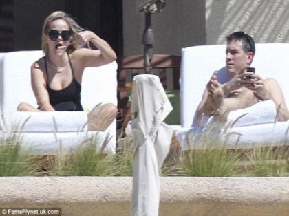 Reese Witherspoon se lupta din greu cu kilogramele dupa ce a nascut - FOTO