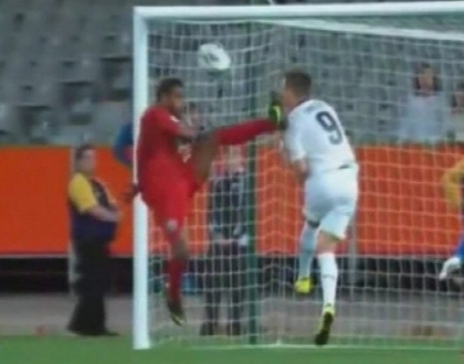 Umplut de sange in timp ce incerca sa reia o minge cu capul! Faza de K-1 la un meci de fotbal Umplut de sange in timp ce incerca sa reia o minge cu capul! Faza de K-1 la un meci de fotbal
