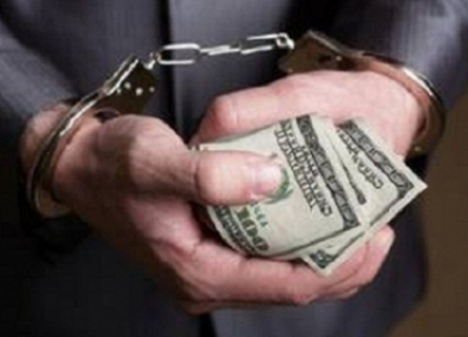 Un fost politist, CONDAMNAT pentru pastrarea ilegala de arme si pentru escrocherii in proportii deosebit de mari Un fost politist, CONDAMNAT pentru pastrarea ilegala de arme si pentru escrocherii in proportii deosebit de mari