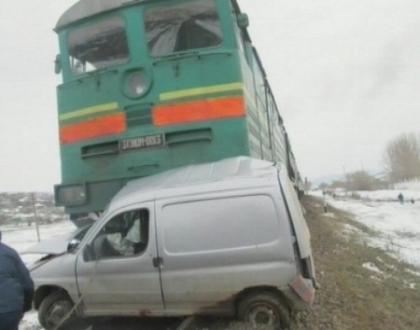 Automobil LOVIT in plin de un tren si tarat 300 de metri. Soferul din Calarasi a murit pe loc