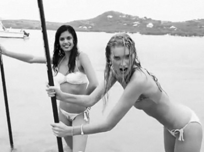 "Le-au transformat in obiecte sexuale." Noua colectie pentru tineri Victoria\'s Secret scandalizeaza parintii - VIDEO "Le-au transformat in obiecte sexuale." Noua colectie pentru tineri Victoria\'s Secret scandalizeaza parintii - VIDEO
