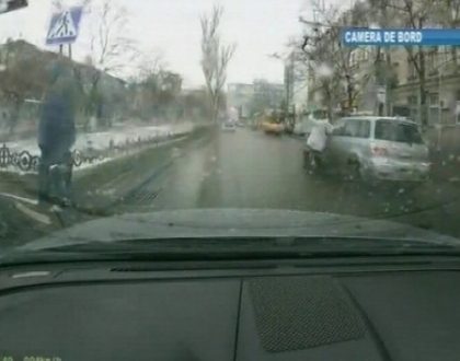 Momentul in care o femeie este LOVITA in plin de un automobil. S-a intamplat in centrul orasului Momentul in care o femeie este LOVITA in plin de un automobil. S-a intamplat in centrul orasului