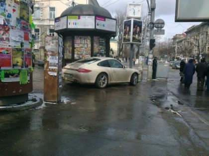 "Am un Porsche si vreau sa-l vada toata lumea!" Vezi unde si-a lasat bolidul un sofer din capitala "Am un Porsche si vreau sa-l vada toata lumea!" Vezi unde si-a lasat bolidul un sofer din capitala