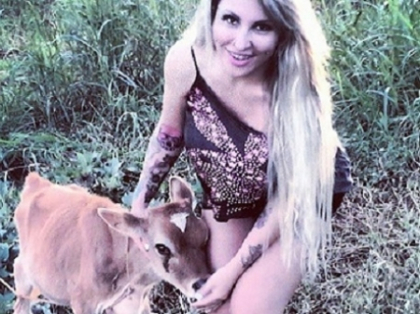 Pozele care au SOCAT internautii: "Este un gest bolnav!" Un model celebru alapteaza un vitel - FOTO Pozele care au SOCAT internautii: "Este un gest bolnav!" Un model celebru alapteaza un vitel - FOTO