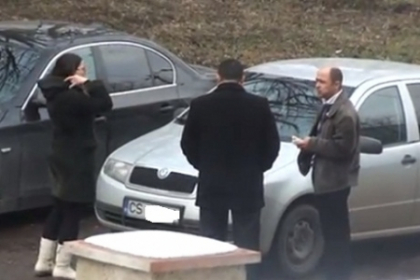 VIDEO. Curaj TV: Un judecator a fost surprins cum primeste un plic