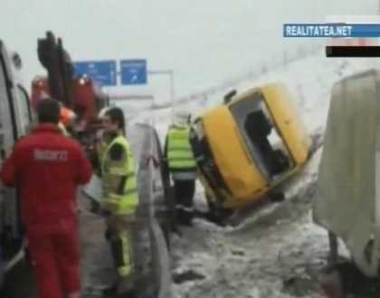 Zapada continua sa faca ravagii in Europa! Accidente rutiere si curse anulate