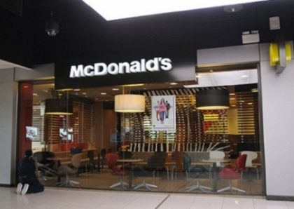 Doi tineri, prinsi in timp ce faceau sex in toaleta unui restaurant McDonald"™s Doi tineri, prinsi in timp ce faceau sex in toaleta unui restaurant McDonald"™s