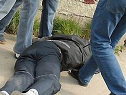 Au snopit in bataie un om si l-au lasat sa moara pe marginea drumului. Suspectii, RETINUTI la doar cateva ore Au snopit in bataie un om si l-au lasat sa moara pe marginea drumului. Suspectii, RETINUTI la doar cateva ore