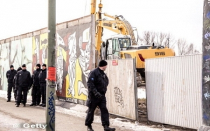 Distrugerea unui simbol: parti istorice din Zidul Berlinului, demolate pentru un proiect imobiliar Distrugerea unui simbol: parti istorice din Zidul Berlinului, demolate pentru un proiect imobiliar
