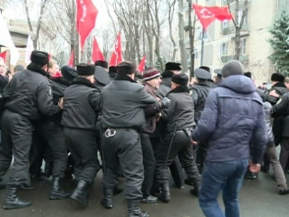 Protest cu altercatii la Resedinta de Stat. Simpatizantii PCRM au rupt cordonul format de politisti